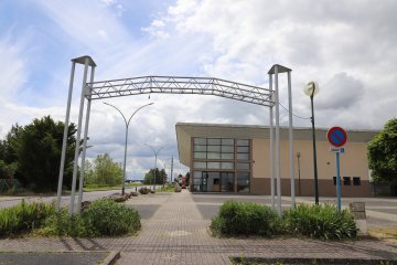 le bâtiment + le parking